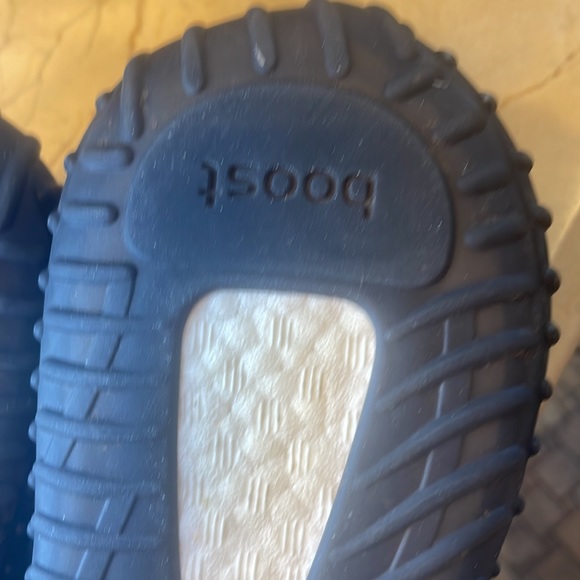 Yeezy size 7 Sneaker - Picture 5 of 10